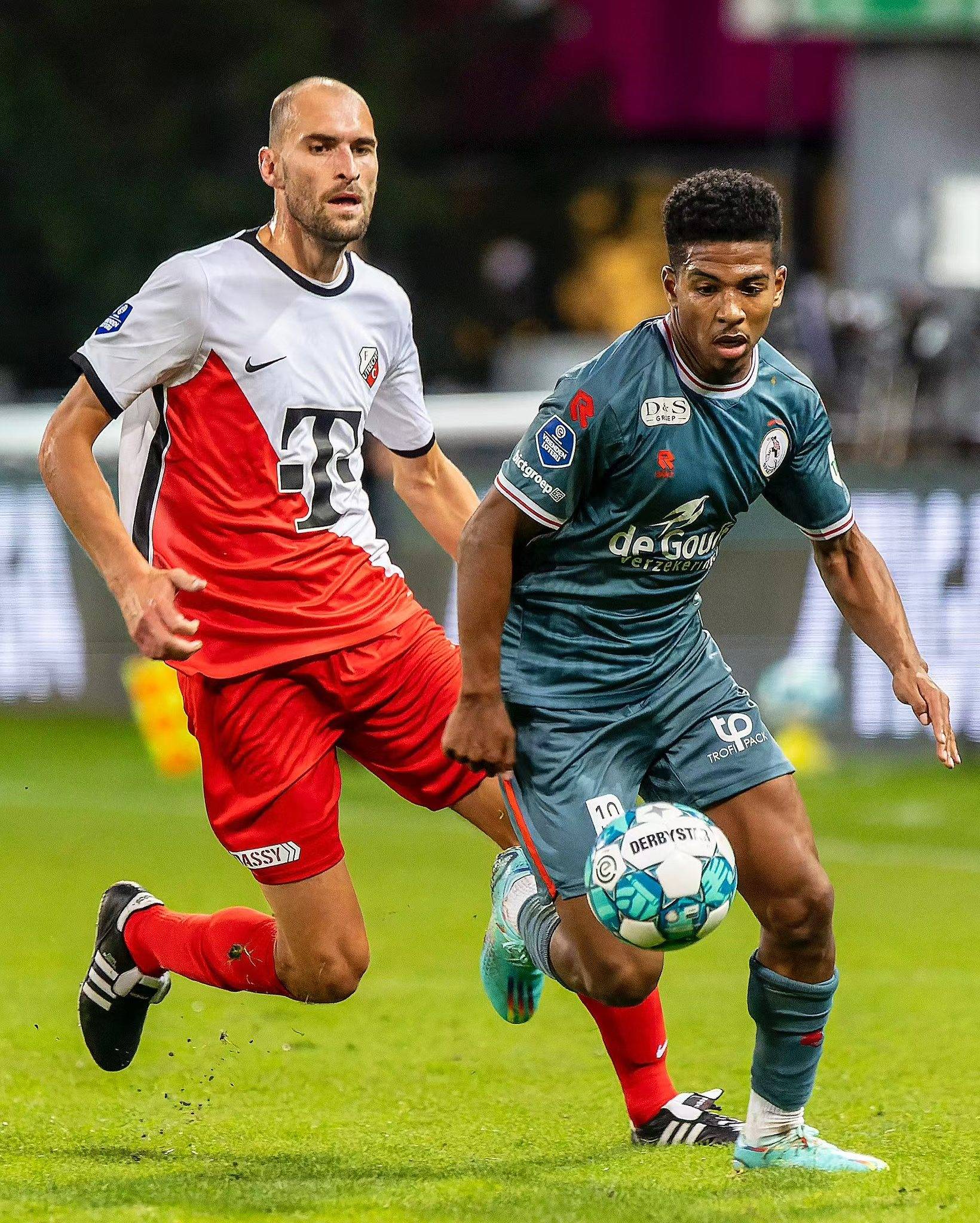 完全不同 完全不同